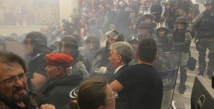 Makedonya'da meclisi basıp milletvekillerini rehin aldılar