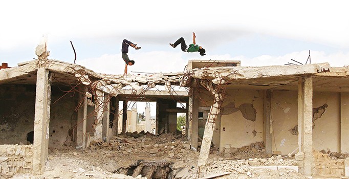 Savaş alanı gençlerin ‘parkuru’