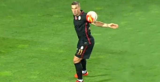 Başakşehir maçında Podolski'nin pozisyonu tartışma konusu oldu