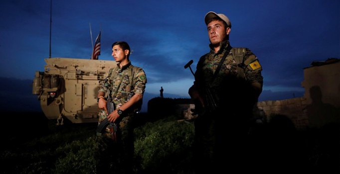 PYD'li teröristler ABD bayrağı altında nöbet tuttu