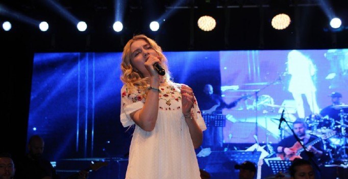 Aleyna Tilki Antalya'da ilk halk konserini verdi