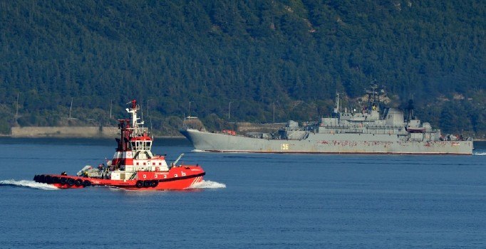 Rus askeri gemisi Çanakkale Boğazı'ndan geçti