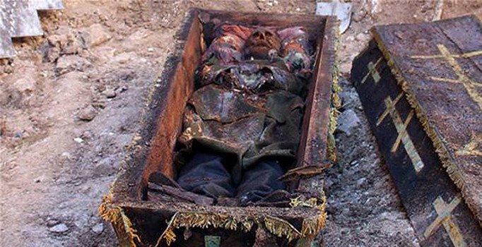 Rus generalin mezarında asker botu ve iskeletleri çıktı