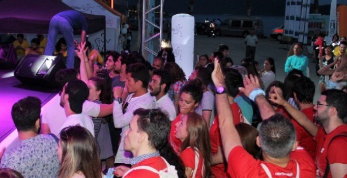 Ece Seçkin 100 kişiye konser verdi