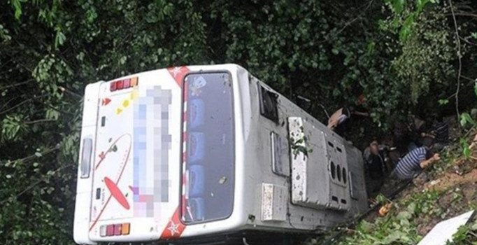 Pakistan'da minibüs uçuruma yuvarlandı