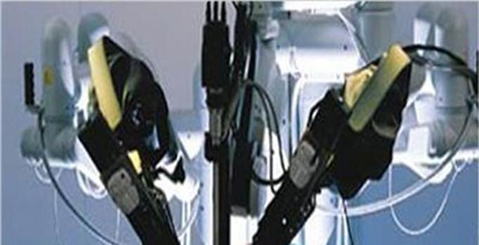 Bir robot aynı anda iki ameliyat yaptı