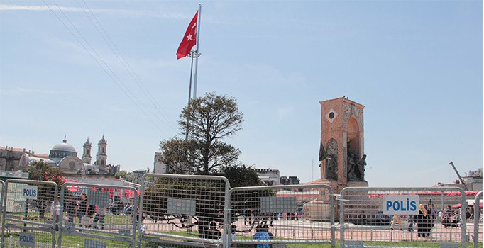 Taksim Meydanı bariyerlerle kapatıldı