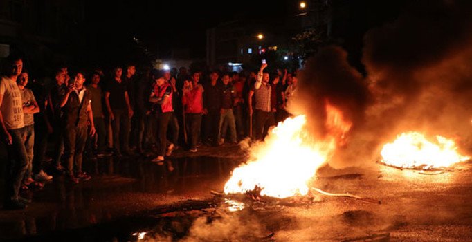Adana'da mahalleli yolu kapatıp lastik yaktı