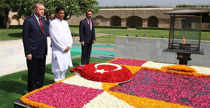 Cumhurbaşkanı Erdoğan Hindistan'da Gandhi'nin mezarını ziyaret etti