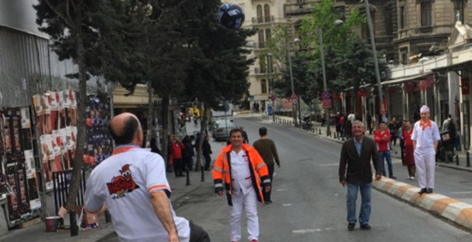 Taksim esnafı müşteri bulamayınca top oynadı