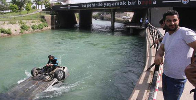 Adana'da kanala uçan sürücünün tepkisi şoke etti