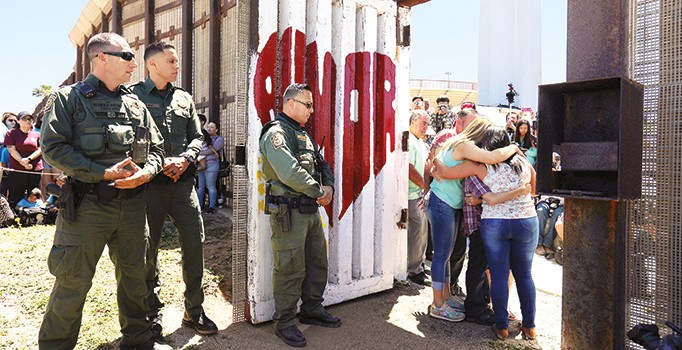 10 yıldır ayrı olan aileler üç dakikalığına kavuştu
