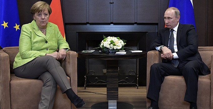 Merkel'le görüşen Putin: Han Şeyhun'da olanların sorumlusu bulunup cezalandırılmalı