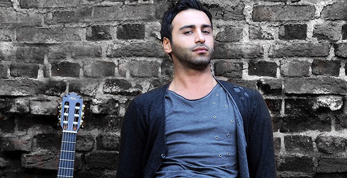 Ünlü şarkıcı Emre Kaya hastaneye kaldırıldı