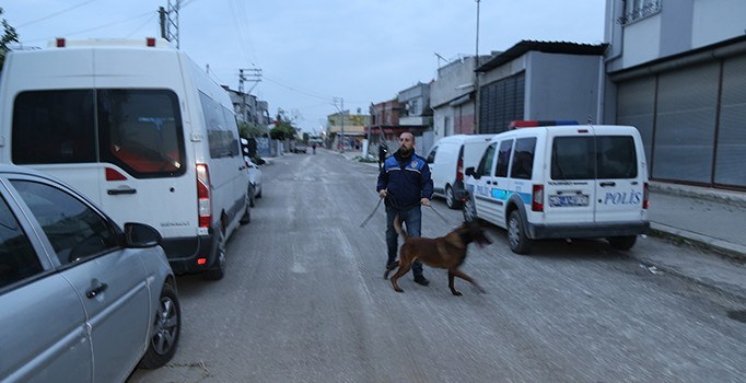 Adana'da zehir tacirlerine operasyon: 5 gözaltı