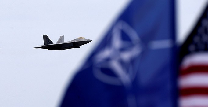 ABD savaş uçağından Rus bombardıman uçaklarına engelleme