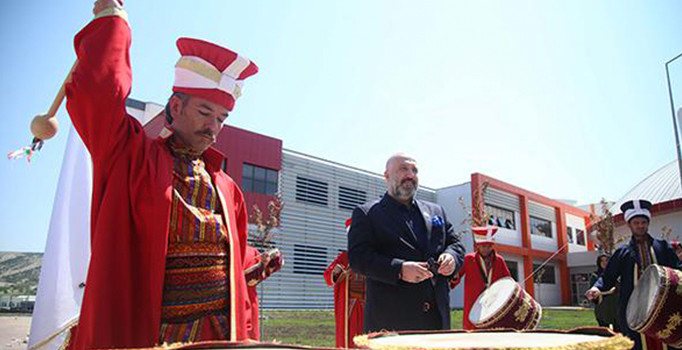 2. Abdülhamid'in torunu üniversiteye geldi, mehteranla karşılandı