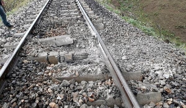 Bingöl'de tren geçişi sırasında patlama | Son dakika haberleri