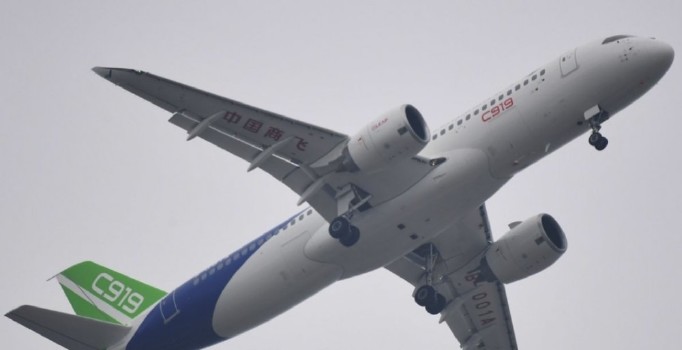 Çin'in yeni yolcu uçağı C919 ilk uçuşunu yaptı