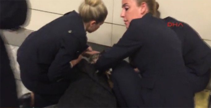 Atatürk Havalimanı'nda merdivenlerden düşen kadına hostesler yardıma koştu