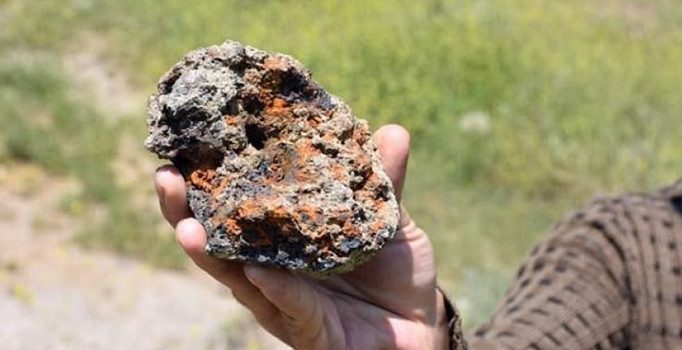 Baraj kenarında bulduğu meteor parçasını satarak işini büyütecek | Adıyaman haberleri