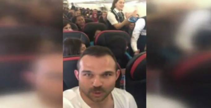 Vartolu çocuklar THY hostesleriyle uçakta halay çekti