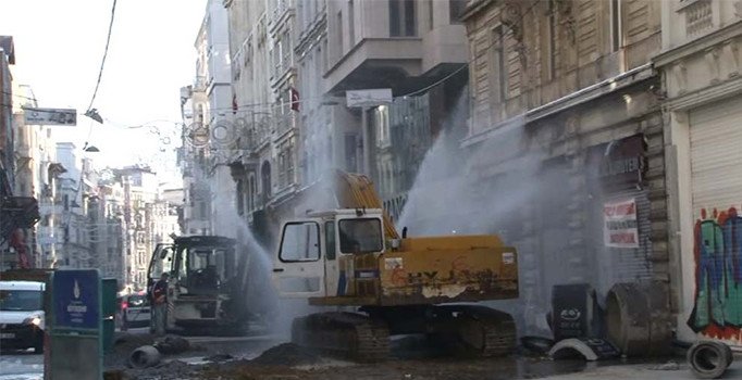 İstiklal Caddesi'nde su borusu patladı, vatandaş caddede yürüyemedi