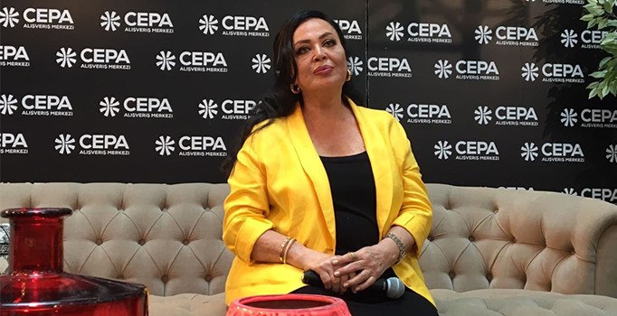 Türkan Şoray Ankara'da hayranlarıyla buluştu