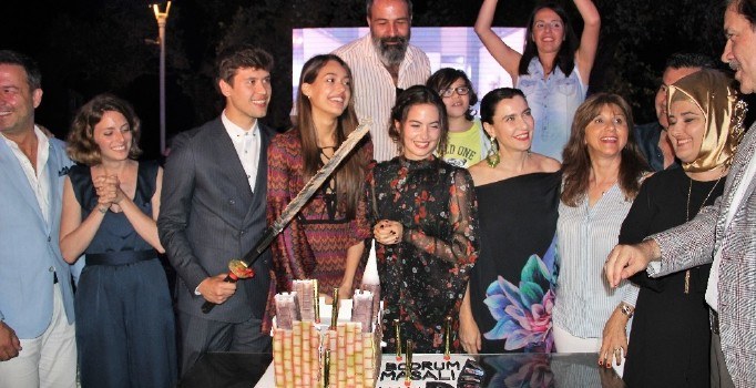 Bodrum masalı oyuncuları hem oynadı hem söyledi