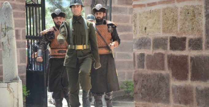 Ertuğrul Gazi Türbesi'nde asker 'Alp' kıyafetiyle saygı nöbeti tutmaya başladı