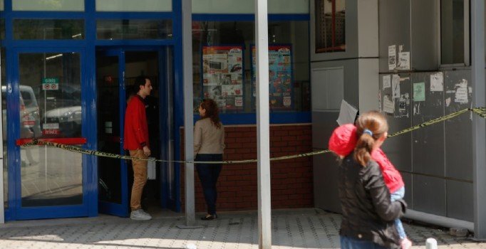 Kağıthane’de 2 silahlı soyguncu 20 bin lira çaldı