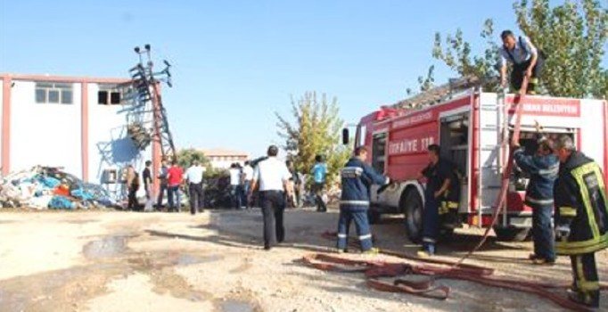 Adıyaman'da plastik fabrikasındaki yangın