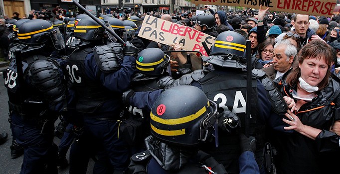 Macron protestolarında 141 kişi gözaltına alındı