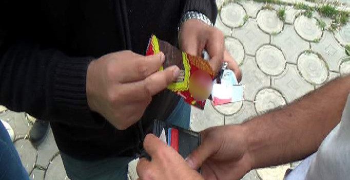 Cüzdanından çıkan sevgilisiyle yediği ilk çikolatanın kağıtları polisi şaşırttı