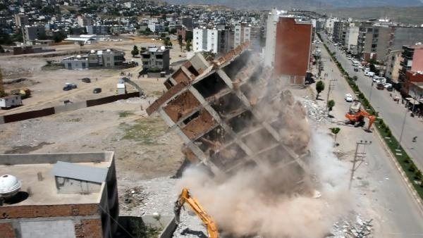 Cizre'de 7 katlı bina saniyeler içinde yerle bir oldu | Şırnak haberleri