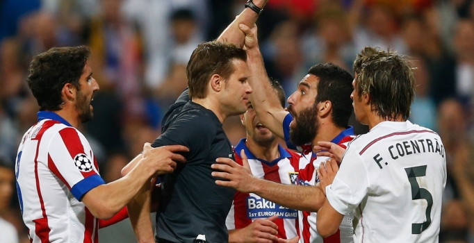 Dünya Arda Turan'ın gördüğü kırmızı kartı konuşuyor