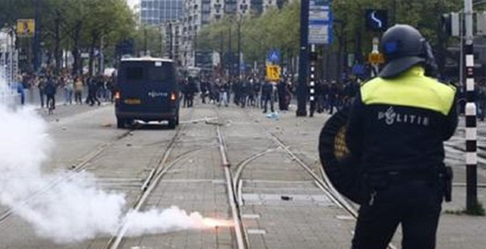 Feyenoord yenildi şampiyonluk tehlikeye girdi, Hollanda karıştı