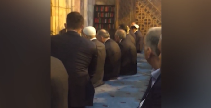 Cumhurbaşkanı Erdoğan, Ahmet Hamdi Gül için camide aşir okudu