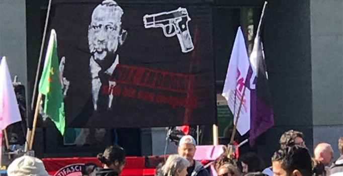 Cumhurbaşkanı Erdoğan’ı hedef alan pankarta ceza yok