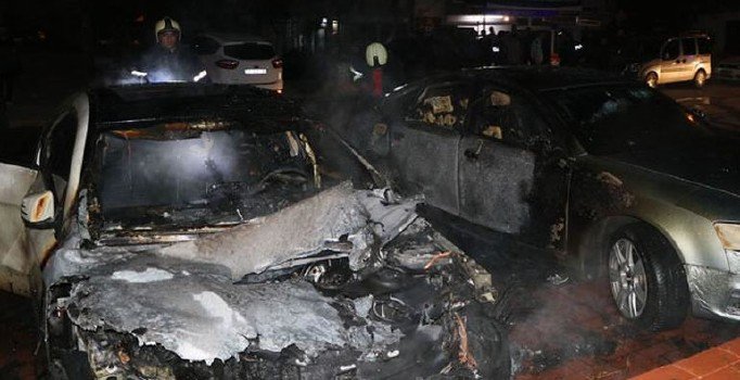 Adana'da şizofreni hastası çocuk komşularının arabasını yaktı