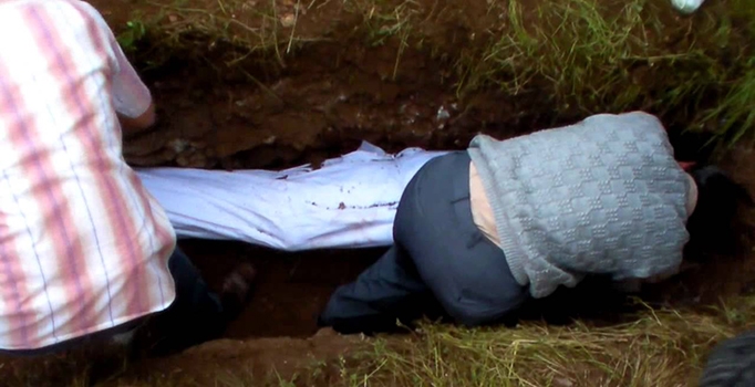 Suriye'de öldürülen rahibi Müslümanlar defnetti