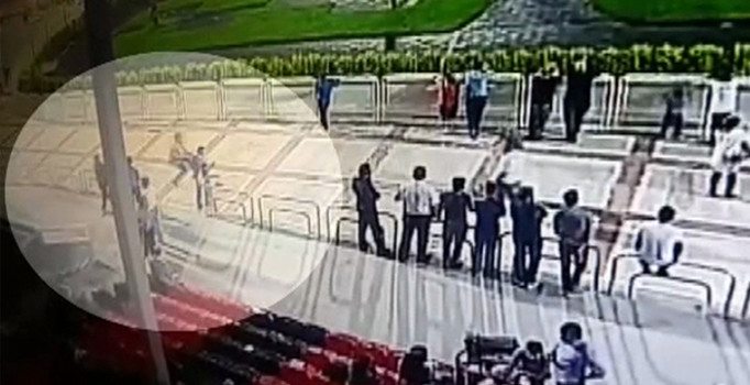 Hipodromda seyisten uçan tekmeli saldırı | Adana haberleri