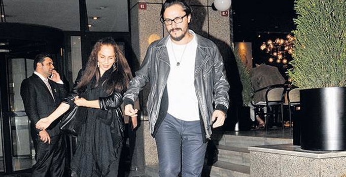 Sertab Erener ve Emre Kula yemek çıkışı görüntülendi