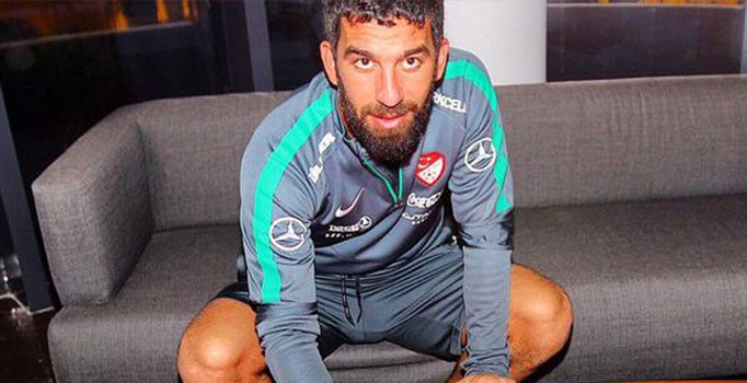 A Milli Takım'dan Nobel ödülü alan Sancar'a imzalı forma