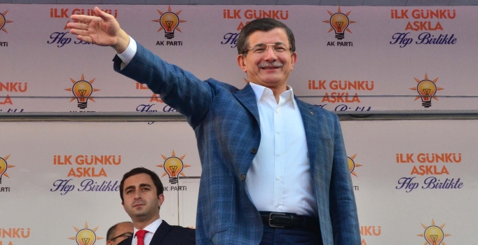 Davutoğlu Manisa'da HDP'ye yüklendi: Terörle selfieyi bırak
