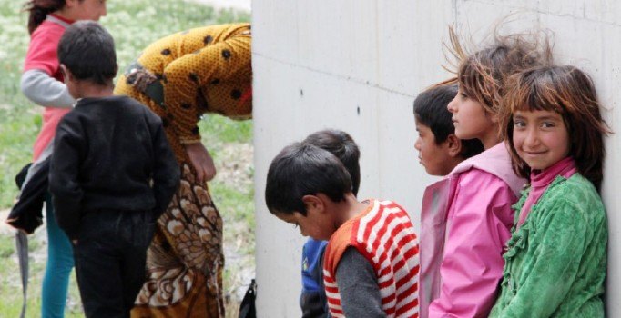 Sınırda yakalanan Afgan göçmenlere Mehmetçikten yardımeli