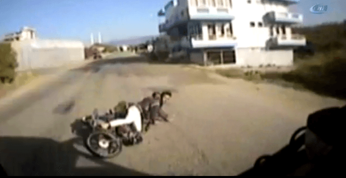 Motosikletli gençlerin feci kazası | Video