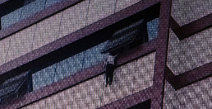 Adana'da korkutan olay: Metrelerce yüksekte asılı kaldı