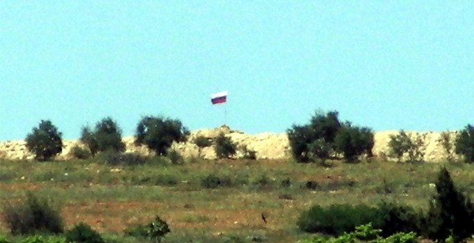 Suriye sınırına YPG ve Rus bayrağı dikildi