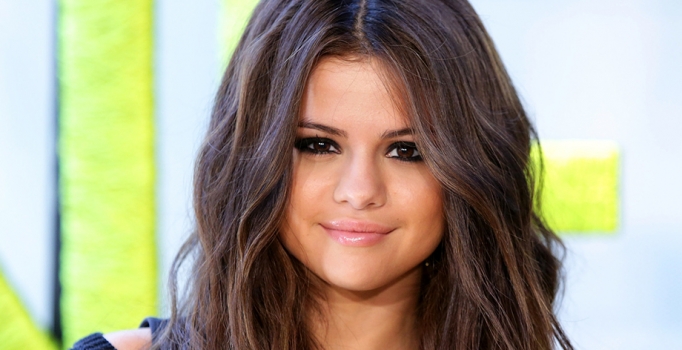 Selena Gomez konserlerini 
neden iptal ettiğini açıkladı